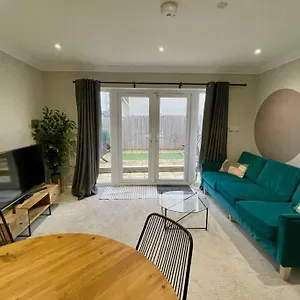 Stylish Modern Two Bedroom With Garden Apartment