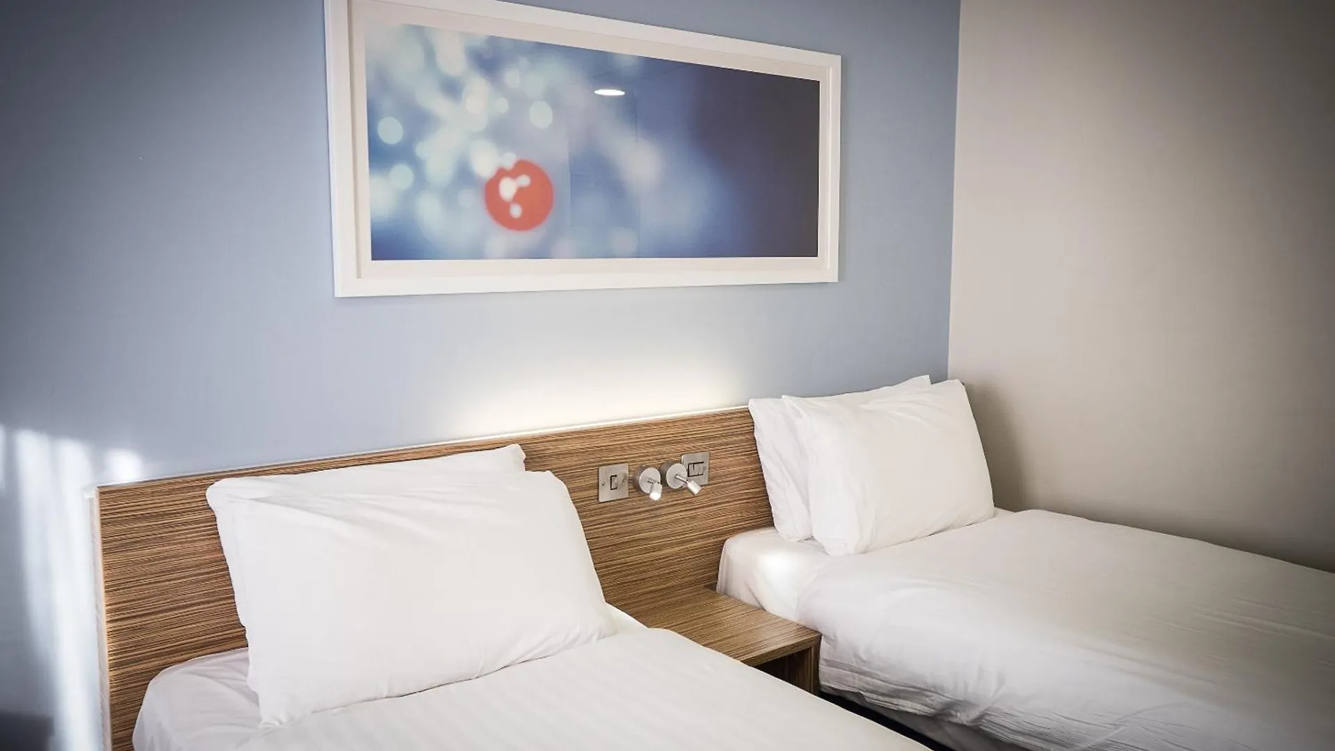 Travelodge Belfast 3*,